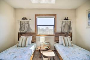 Ein Bett oder Betten in einem Zimmer der Unterkunft Lovely Avon Home Walk to Bay and Boat Launch!