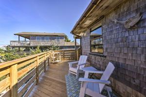 Ein Balkon oder eine Terrasse in der Unterkunft Lovely Avon Home Walk to Bay and Boat Launch!