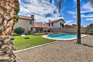 um quintal com uma piscina e uma casa em Chic Glendale Home with Private Pool and Grill! em Glendale