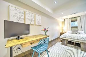 ブレバードにあるChic Brevard Cabin - Nature, Trails, and Water!のベッドルーム(デスク、テレビ、ベッド付)