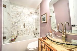 ブレバードにあるChic Brevard Cabin - Nature, Trails, and Water!の洗面台、浴槽、トイレを備えたバスルーム +28枚の写真