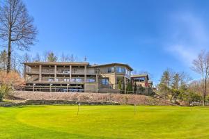 ブレバードにあるChic Brevard Cabin - Nature, Trails, and Water!の丘の上の大家