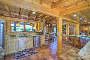 Calhoun Cabin with River View and Wraparound Deck的厨房或小厨房