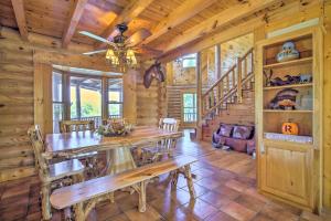 Fotografie z fotogalerie ubytování Calhoun Cabin with River View and Wraparound Deck v destinaci Calhoun