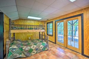 Calhoun Cabin with River View and Wraparound Deck的休息区