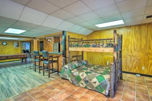 Calhoun Cabin with River View and Wraparound Deck客房内的一张或多张床位