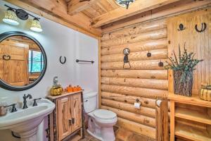 Calhoun Cabin with River View and Wraparound Deck的一间浴室