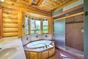 Calhoun Cabin with River View and Wraparound Deck的一间浴室