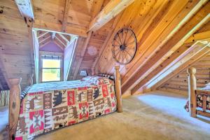 Calhoun Cabin with River View and Wraparound Deck客房内的一张或多张床位