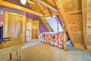 Calhoun Cabin with River View and Wraparound Deck的休息区