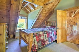 Calhoun Cabin with River View and Wraparound Deck客房内的一张或多张床位