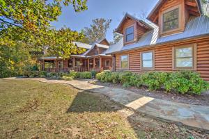 Calhoun Cabin with River View and Wraparound Deck外面的花园