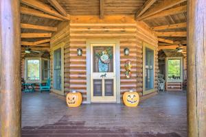 Calhoun Cabin with River View and Wraparound Deck的门面或入口
