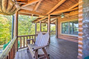 Calhoun Cabin with River View and Wraparound Deck的阳台或露台