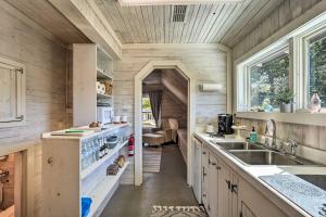 una cucina con lavandino e piano di lavoro di Unique Loft Cabin Fire Pit and Fishing Access! a Bells