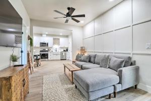 Η κουζίνα ή μικρή κουζίνα στο Boho-Chic Folsom Retreat Walkable Location!