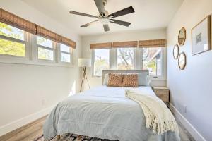 1 dormitorio con 1 cama y ventilador de techo en Boho-Chic Folsom Retreat Walkable Location!, en Folsom