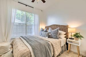 Ένα ή περισσότερα κρεβάτια σε δωμάτιο στο Modern and Chic Gulfport Escape Walk to Beach!
