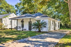 uma casa branca com uma palmeira em frente a uma entrada em Modern and Chic Gulfport Escape Walk to Beach! em Gulfport