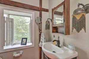 蘭伯特維爾的住宿－Historic Home in Lambertville Walk to Bridge，一间带水槽和镜子的浴室以及窗户。