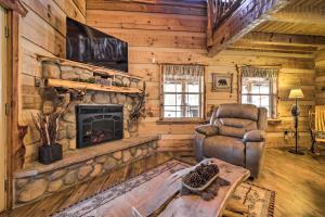 Istumisnurk majutusasutuses Stunning Creekside Cosby Cabin with Deck and Fire Pit!