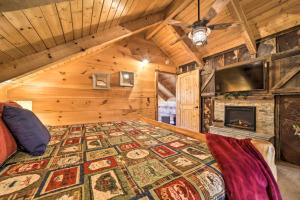 Voodi või voodid majutusasutuse Stunning Creekside Cosby Cabin with Deck and Fire Pit! toas