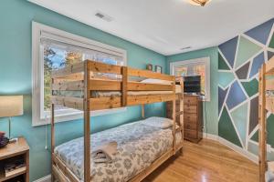 een slaapkamer met een stapelbed en een raam bij Osprey Cove in Moneta