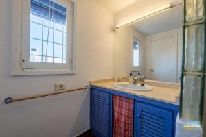 a bathroom with a sink and a mirror at CASA ESCUELA PLAYA in San José