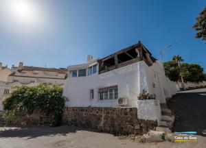 uma casa branca ao lado de uma rua em CASA ESCUELA PLAYA em San José