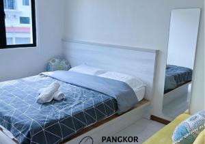 ein Schlafzimmer mit einem Bett mit einem Teddybär drauf in der Unterkunft Pangkor Pasir Bogak Apartment 2Rooms 2Bathrooms near beach 6pax FREE WIFI in Pulau Pangkor