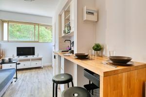 uma cozinha com duas tigelas em cima de um balcão em Paradis Prado furnished apartment em Marselha