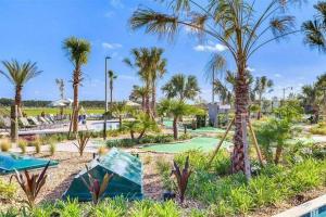 pole golfowe z palmami w ośrodku w obiekcie Excellent Resort Free/ Makin Memories / 4 Beds w mieście Kissimmee