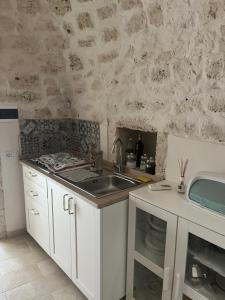 Kuchyň nebo kuchyňský kout v ubytování Trulli bella vite