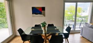 einen Esstisch mit Stühlen und ein Gemälde an der Wand in der Unterkunft The select's of Montbonnot - Inovallée #DY in Montbonnot-Saint-Martin