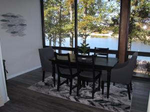 comedor con mesa y sillas y ventana grande en Lower Level Condo B-2 with Dock, en Hollister