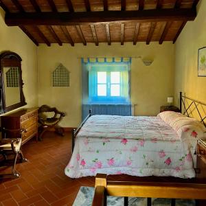 Un dormitorio con una cama grande y una ventana en Podere il Casone, en Serravalle Pistoiese