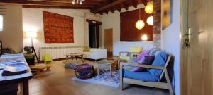 貝利韋爾德塞爾達尼亞的住宿－Alberg Rural La Rectoria de Pedra，客厅配有蓝色的沙发和桌子