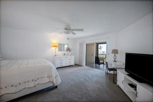 Μια τηλεόραση ή/και κέντρο ψυχαγωγίας στο Magnificent Gulf View Condo condo