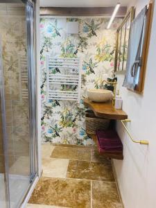y baño con ducha y lavamanos. en La Tiny Blue - maison insolite pour 2 - sans Tv, en Saint-Aignan