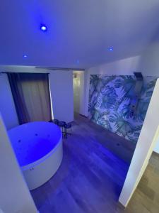塔蘭托的住宿－Suite Balestra，一间拥有蓝色天花板的客房和一间配有圆床的大房间