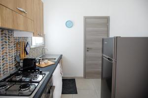 uma cozinha com um fogão e um frigorífico em Casa ToRi em Siracusa