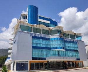 wysoki budynek z niebieskimi oknami w obiekcie Tibisay Hotel Boutique Mérida w mieście Mérida