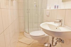 Koupelna v ubytování Hotel Ganita Weil am Rhein + 23 fotografií