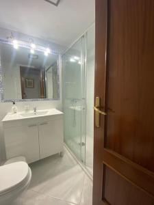 Kúpeľňa v ubytovaní funcional piso 4 dormitorios frente a santa justa