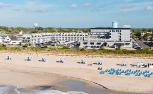 una vista aérea de una playa con sillas y edificios en Grand Hotel Cape May, en Cape May
