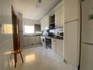 Kuchyňa alebo kuchynka v ubytovaní funcional piso 4 dormitorios frente a santa justa