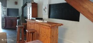 Kuchyňa alebo kuchynka v ubytovaní La talonnière, maison de village avec terrasse et 3 chambres