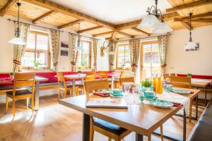 jadalnia ze stołem i krzesłami w obiekcie Anderlbauer w mieście Dorfgastein