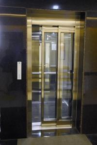 Sri Aswin Grand في Nāmakkal: مصعد في مبنى ابوابه مفتوحه