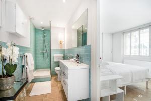 een badkamer met een wastafel, een toilet en een douche bij Chepstow Place- Notting Hill in Londen
